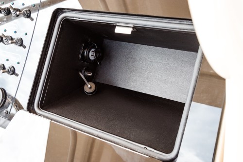 235XSF glove box and USB connections