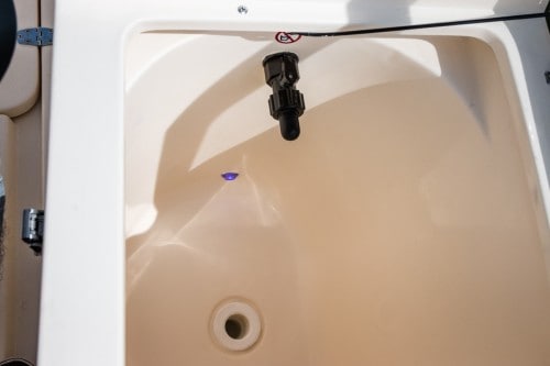 235XSF interior live well