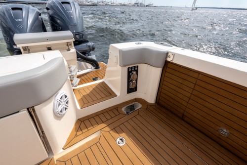 530LXF transom walk through port side