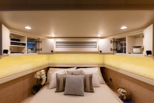 530LXF master stateroom berth