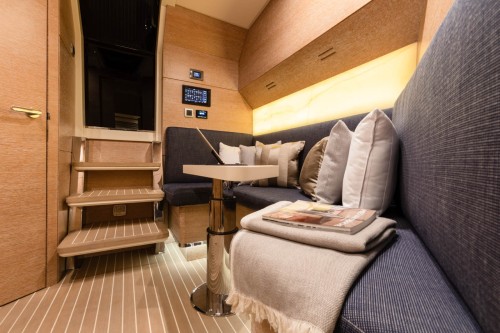 530LXF interior table up