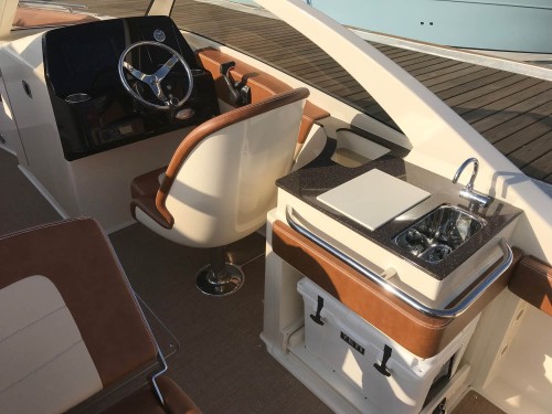 235D entertainment station