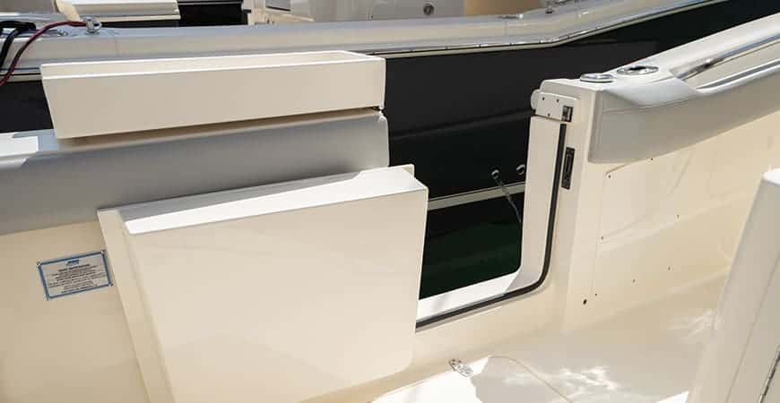 305lxf-boardingdoor-highlight